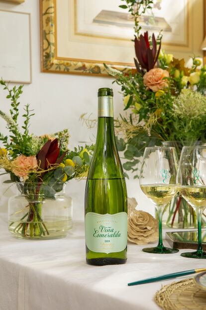 Blanco, fresco y con aromas florales, el vino con D.O. Penedés Viña Esmeralda se alza como la mejor opción para brindar en fiestas.
