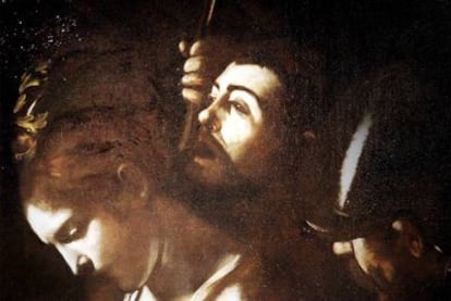 Arriba, detalle de la obra <i>Martirio de santa Úsula,</i> de Caravaggio. En este cuadro aparece un autorretrato del pintor.