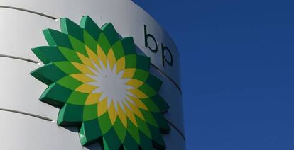 El logotipo de la petrolera BP en una gasolinera de Liverpool. Fotografía de archivo.