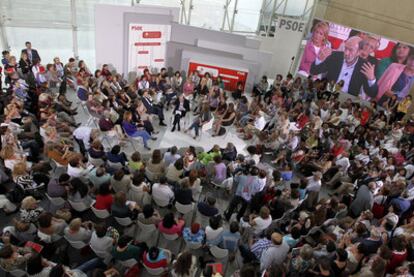 Alfredo Pérez Rubalcaba debating with Socialist women members during the conference.