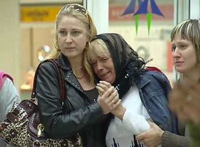 La madre de Svetlana Orlova (centro), ayer en Alicante en una imagen captada por Canal Nou Televisión.