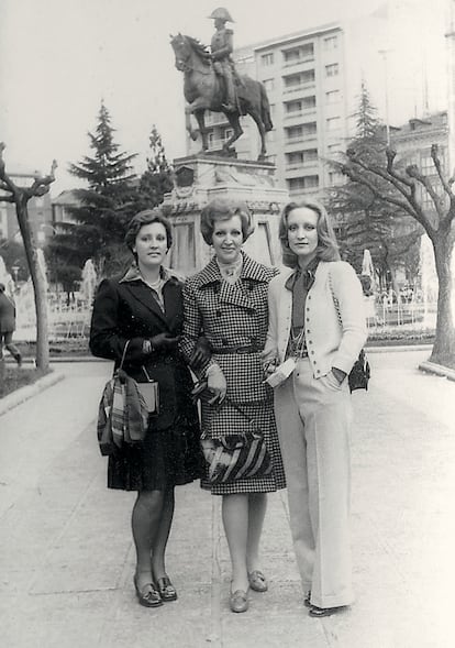 Carmen Lomana (a la derecha) con su madre y su hermana en la plaza del Espolón de Logroño.