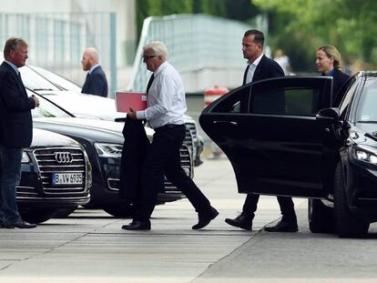 El ministro de exteriores alem&aacute;n, Frank-Walter Steinmeier (c) 