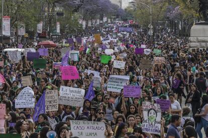 En México son asesinadas 9 mujeres al día: las exigencias de las mujeres en las calles fue mayor seguridad .
