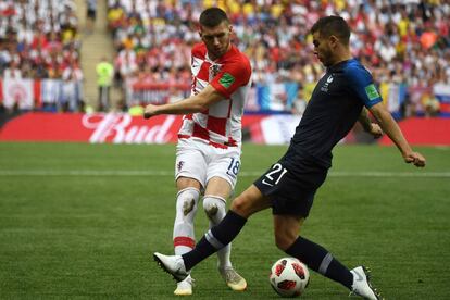 Lucas Hernández (d) junto al croata Ante Rebic.