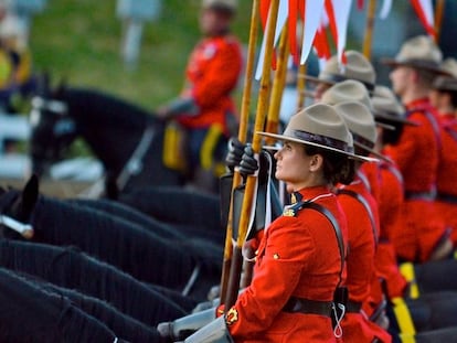 Dones i homes de la Policia Muntada del Canadà en el cèlebre Musical Ride.