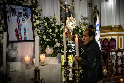 Altar colocado en la memoria del sacerdote Marcelo Prez, en la Parroquia de Guadalupe, en San Cristbal de las Casas, Chiapas.