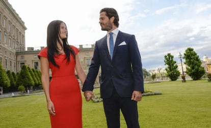 El pr&iacute;ncipe de Suecia, Carlos Felipe, y su novia, Sofia Hellqvist tras anunciar su compromiso.