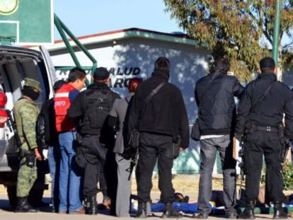 Polic&iacute;as de Durango inspeccionan el sitio donde fueron hallados los cad&aacute;veres de una mujer y seis hombres, incluido un menor de edad, en las canchas deportivas de la comunidad El Pino