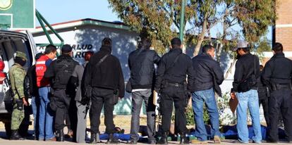 Policías de Durango inspeccionan el sitio donde fueron hallados los cadáveres de una mujer y seis hombres, incluido un menor de edad, en las canchas deportivas de la comunidad El Pino