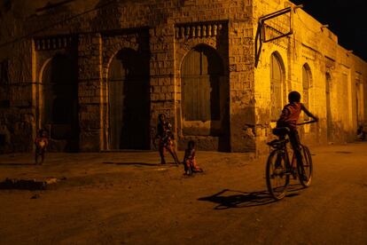 Algunos niños juegan en las calles semi desiertas y parcialmente destruidas de Massawa. Son los más jóvenes los que tienden a emigrar cada vez más del país, debido a la falta de perspectiva para un futuro mejor.