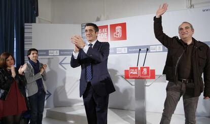 El secretario general del PSE, Patxi López, junto a Iñaki Arriola, antes de su intervención en el Palacio Miramar donostiarra.