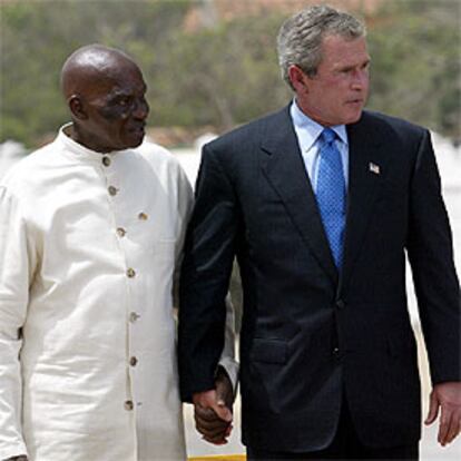 Bush sujeta la mano del presidente senegalés Abdoulaye Wade tras un discurso ayer en Goree Island.