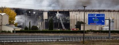 La planta de Campofr&iacute;o en Burgos destru&iacute;da por un incendio.