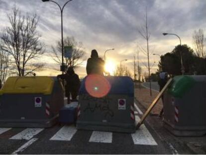 Estudiants bloquejant els accessos a la UAB.