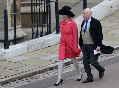 Emma Joy Kitchener y el creador de la serie Downton Abbey Julian Fellowes, a su llegada a la ceremonia.
