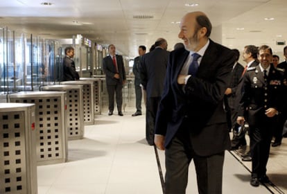 El ministro de Interior, Alfredo Pérez Rubalcaba, frente al nuevo sistema de control fronterizo en El Prat.