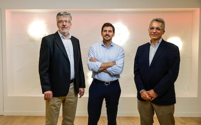 Jose María Frade (el investigador del CSIC que tuvo la idea), Ángel Lucio, consejero delegado de Tetraneuron y Álvaro Pascual-Leone, catedrático de Harvard y director médico de la compañía