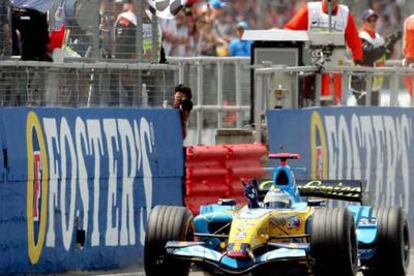Fernando Alonso pasa bajo la bandera a cuadros y culmina su triunfo en Silverstone.