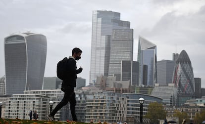 Un peatón camina por la ribera sur del Támesis con el  fondo de la City de Londres, el pasado 21 de noviembre