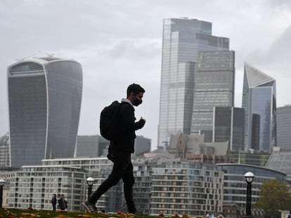 Un peatón camina por la ribera sur del Támesis con el  fondo de la City de Londres, el pasado 21 de noviembre