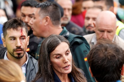 Un escolta herido tras recibir el impacto de un objeto en la frente junto a la reina Letizia, este domingo en Paiporta.