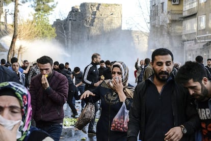 Enfrentamientos entre las fuerzas turcas y los manifestantes que protestan por un toque de queda en el distrito sur de Diyarbakir, Turquía. 