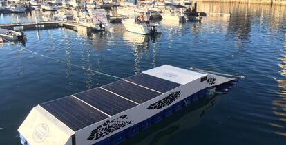 El prototipo Clean-Dock, en plena acción en el puerto de Gijón.