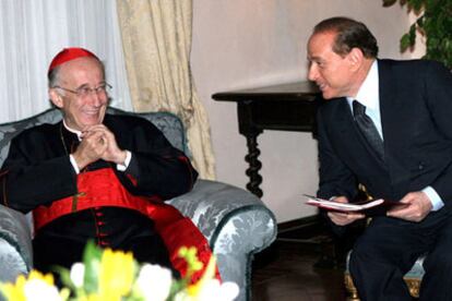 El presidente de la Conferencia Episcopal italiana, el cardenal Camillo Ruini, y el presidente Silvio Berlusconi.