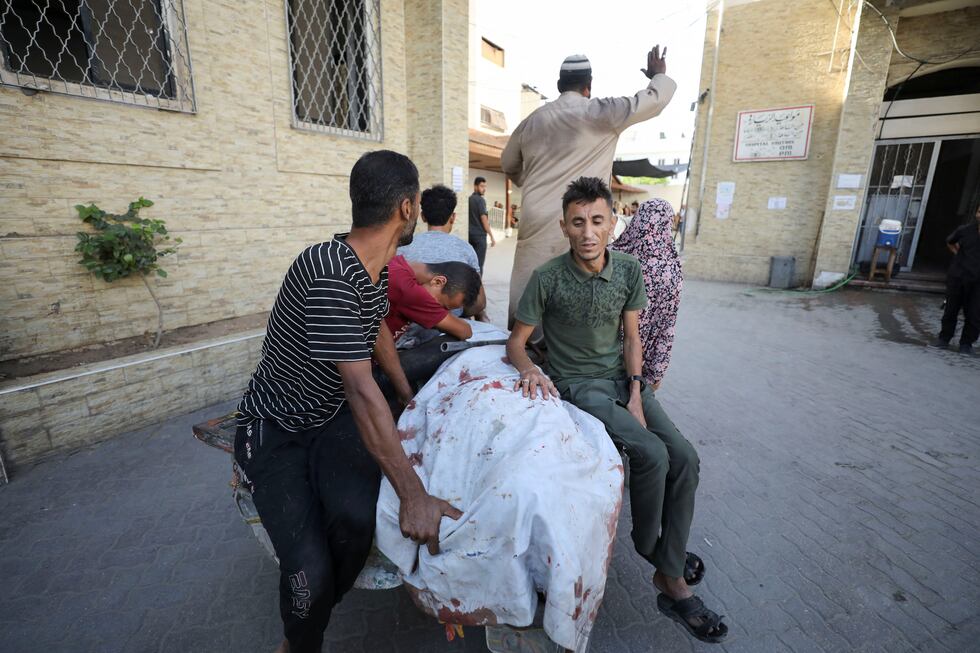 Una víctima de un ataque aéreo israelí, este viernes en Ciudad de Gaza, en el norte de la Franja.