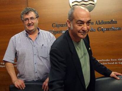 Garitano (derecha) y el diputado foral Juan Carlos Alduntzin, ayer antes de la rueda de prensa.