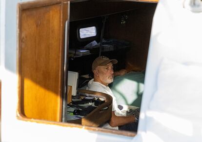 El músico francés Yann Tiersen en el barco en el que se desplaza por el Mediterráneo.