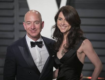 El 9 de enero de 2019, nada más arrancar el año, el fundador de Amazon Jeff Bezos escribía un mensaje en su cuenta de Twitter anunciando que se divorciaba de su esposa, MacKenzie, tras 25 años de matrimonio. El tono de la pareja fue amistoso y amable, aunque rápidamente empezaron a salir a la luz más detalles de la separación: Bezos llevaba meses viéndose con una amiga de la familia, Lauren Sánchez, casada con un poderoso agente de Hollywood (y ahora ya separada). El acuerdo de divorcio llegó finalmente a primeros de abril. Del 16% de Amazon que poseían entre los dos, Jeff mantiene el 12% (96.000 millones de euros) y MacKenzie se queda con el 4%, además de renunciar a sus intereses en 'The Washington Post' y la empresa espacial Blue Origin. Eso supone 31.000 millones de euros.