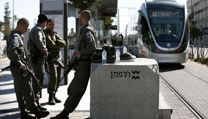 Agentes de la polic&iacute;a israel&iacute; junto al tranv&iacute;a que recorre Jerusal&eacute;n.