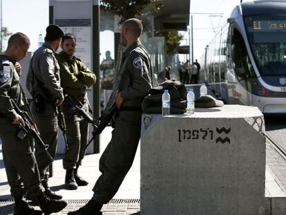 Agentes de la polic&iacute;a israel&iacute; junto al tranv&iacute;a que recorre Jerusal&eacute;n.