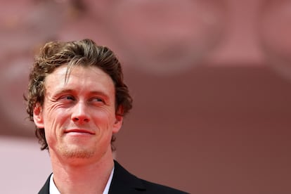 El actor George MacKay en la alfombra roja con de la película 'Broken English'.