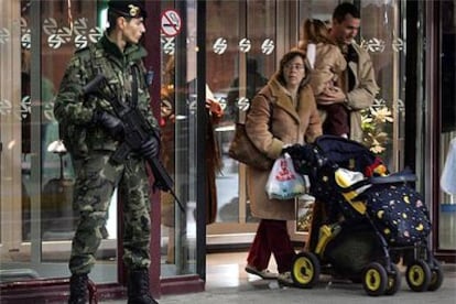 Un militar custodia, las Navidades pasadas, la estación de Atocha.