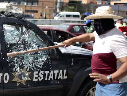 Un hombre rompe el cristal de una patrulla en Chilpancingo