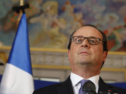 El presidente franc&eacute;s Fran&ccedil;ois Hollande se dirige a los miembros de la polic&iacute;a, seguridad y bomberos en el Palacio de la Prefectura de Niza. 