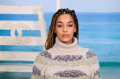 La cantante británica Jorja Smith posa frente a la playa que escenifica el desfile de la colección primavera/verano 2019 de Chanel.