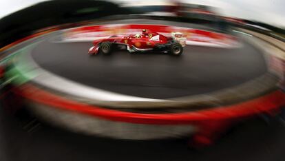 Felipe Massa rueda con su Ferrari sobre el circuito de Spa.