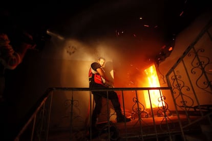 Un bombero trabaja en la extinción del fuego provocado por el bombardeo israelí sobre las oficinas de la prensa internacional donde ha muerto un líder local de la Yihad Islámica.