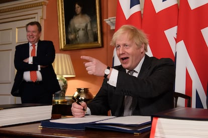 Boris Johnson posaba para las cámaras después de firmar el acuerdo comercial sobre el Brexit con la Unión Europea, el 30 de diciembre de 2020.