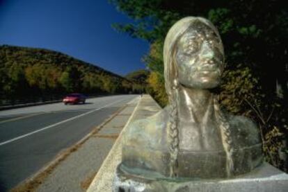 Busto de un indio mohawk en el tramo de la Highway 2 que atraviesa el estado de Massachusetts.