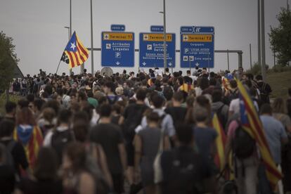 Los manifestantes se dirigen al aeropuerto de El Prat, este lunes.