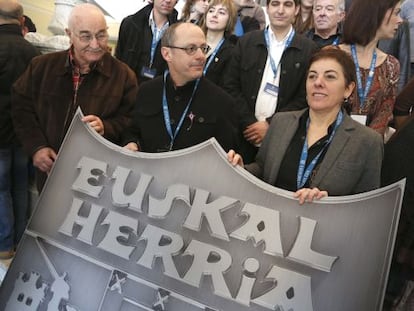 La presidenta de Udalbiltza, la alcaldesa de Usurbil, Mertxe Aizpurua, junto al alcalde de San Sebastián, Juan Karlos Izagirre, ambos de Bildu, cuando presentaron el pasado día 1 la renacida asamblea soberanista.
