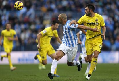 Amrabat disputa el balón a Víctor Ruiz.