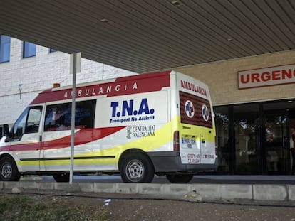 Una ambulancia, en la puerta del servicio de Urgencia del hospital comarcal de la Vega Baja, en Orihuela (Alicante).