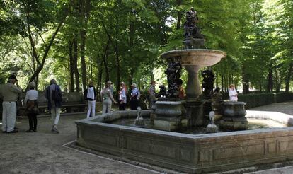 R&eacute;plicas de las esculturas de bronce del siglo XVII en el Jardin de la Isla de Aranjuez.