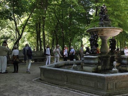 R&eacute;plicas de las esculturas de bronce del siglo XVII en el Jardin de la Isla de Aranjuez.